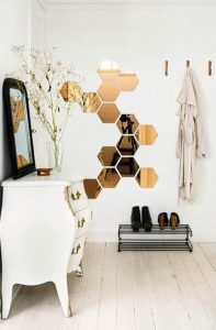 Petits miroirs de forme hexagonale dans l'entrée