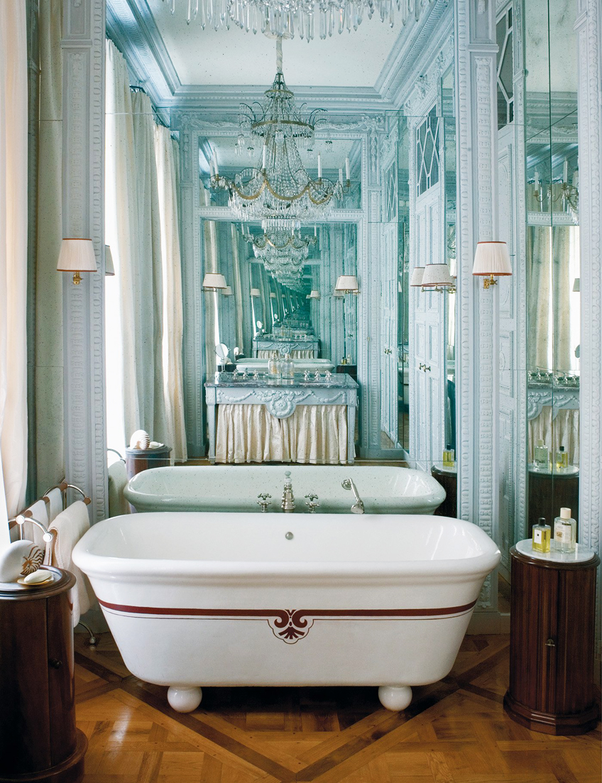 Salle de bain ancienne avec miroir infini