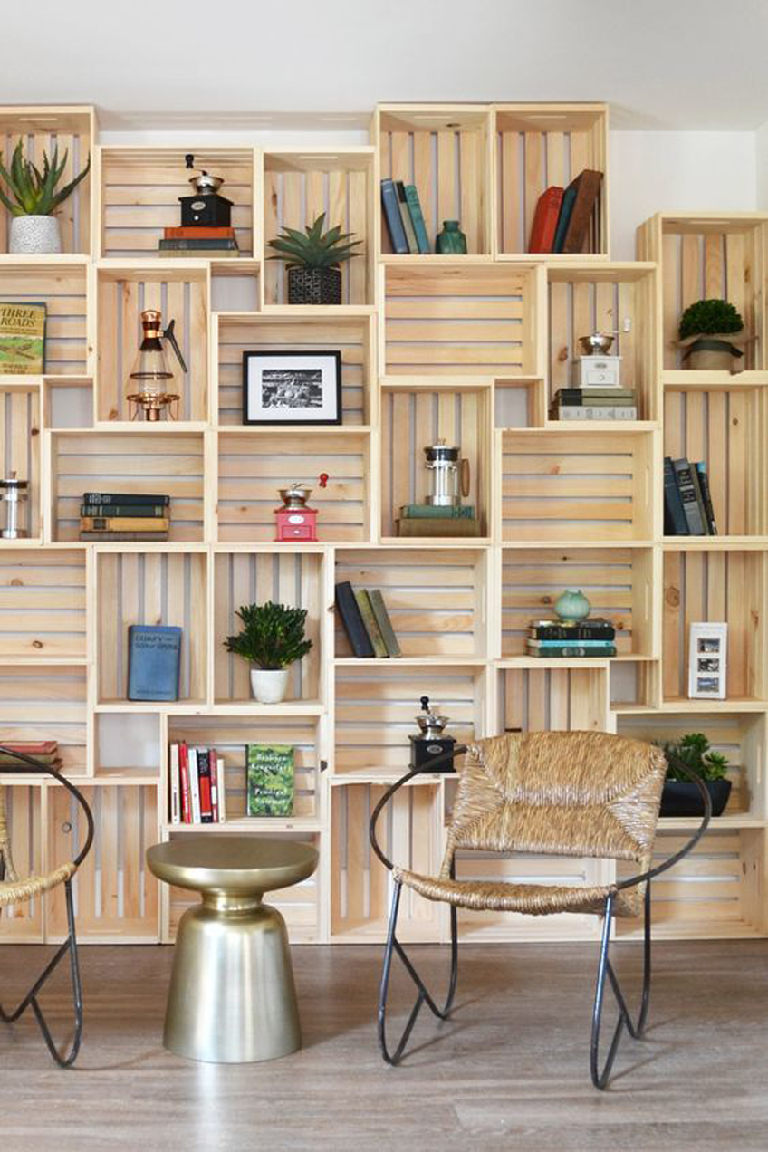 Mur bibliothèque en caisses de bois